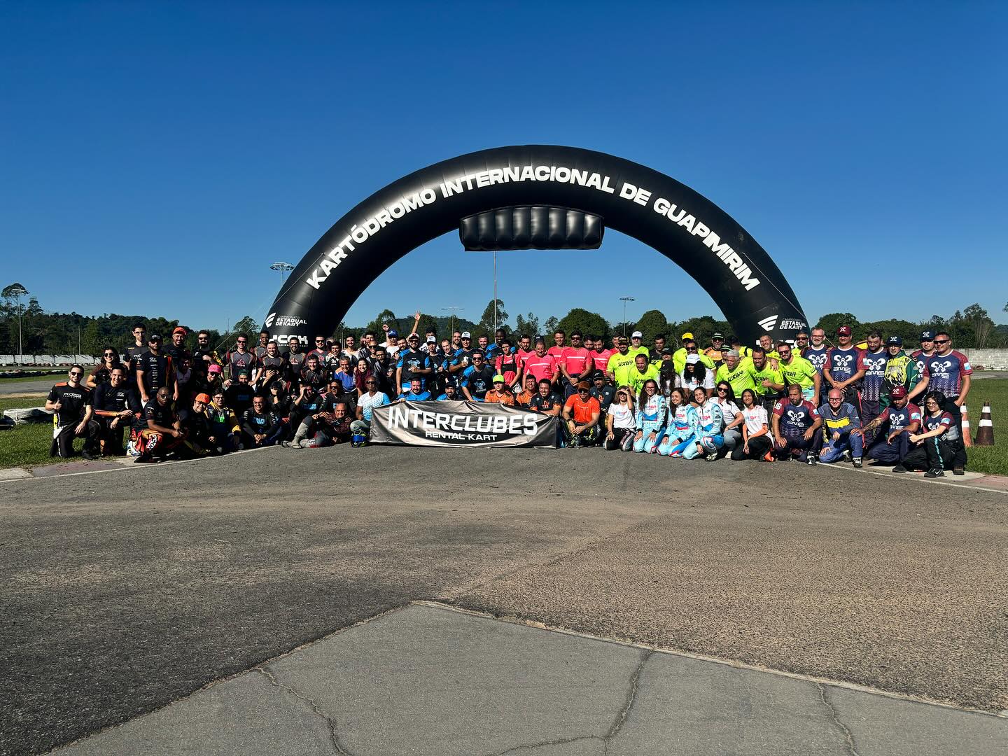 Todos os grupos reunidos com o banner do Interclubes