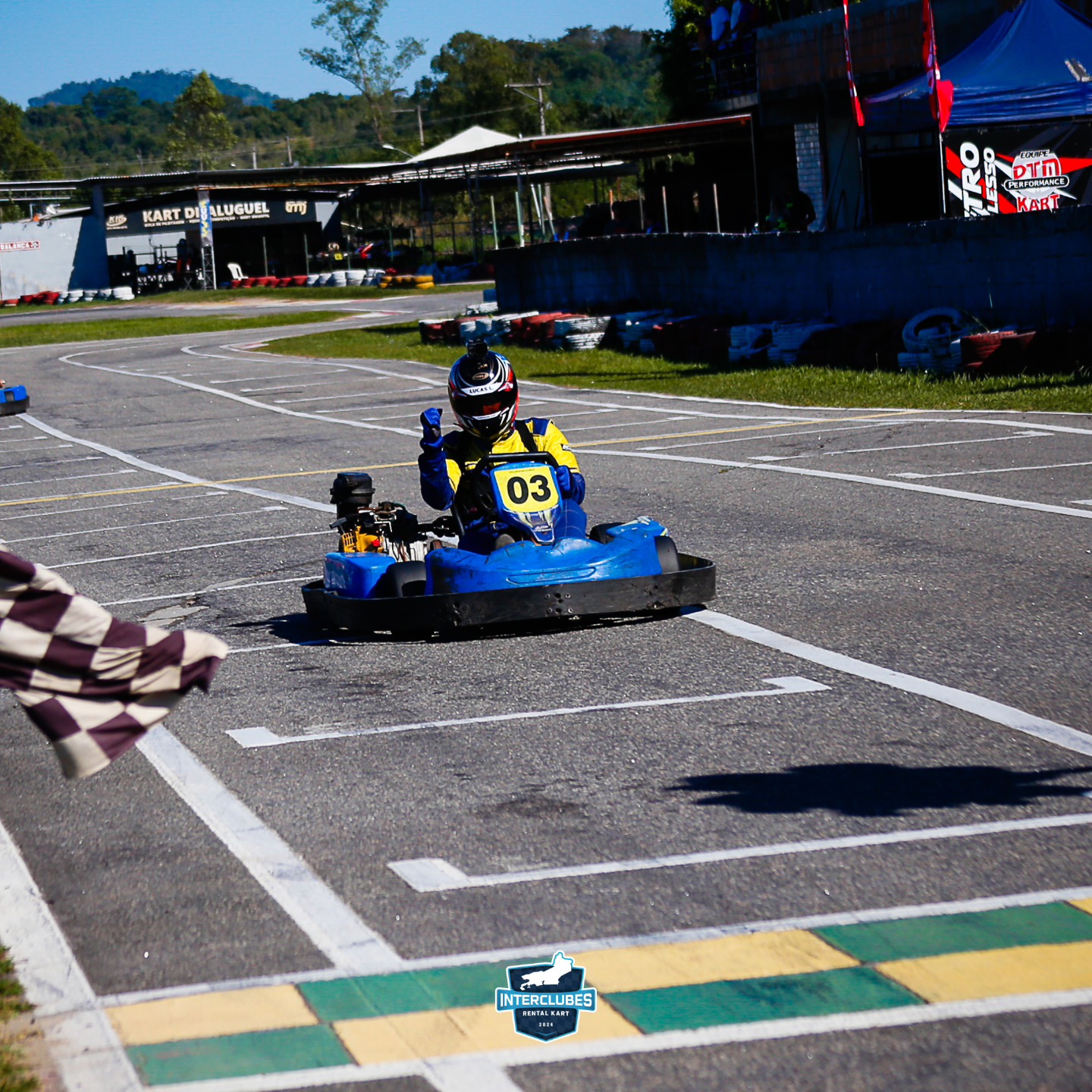 Kart recebendo bandeirada