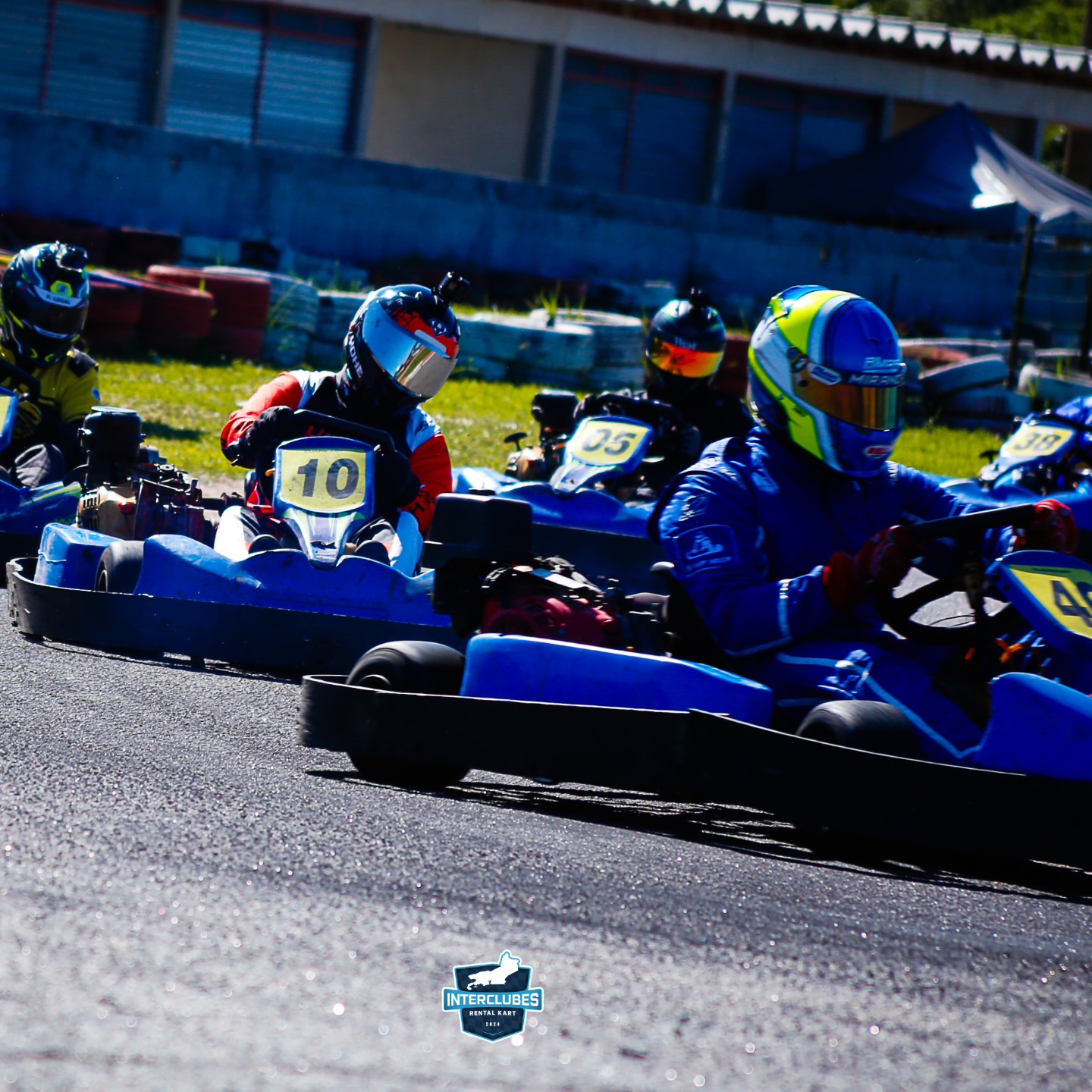 Pelotão de karts em curva